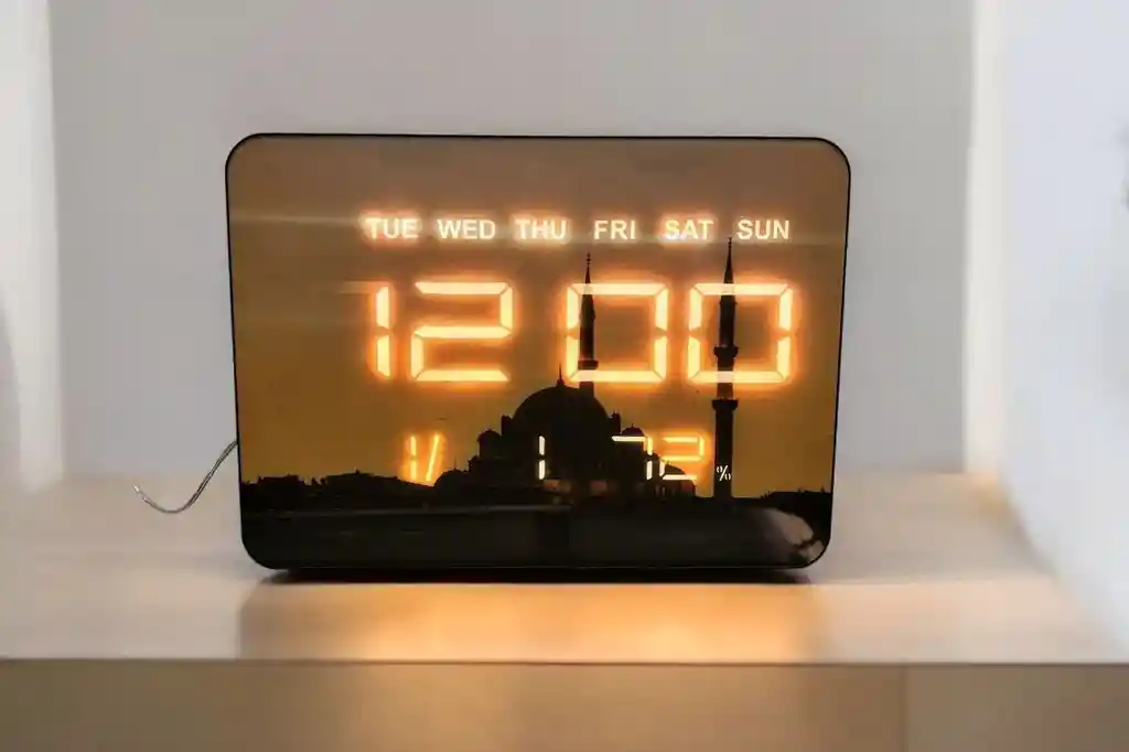 Reloj De Pared Digital Moderno Con Fecha