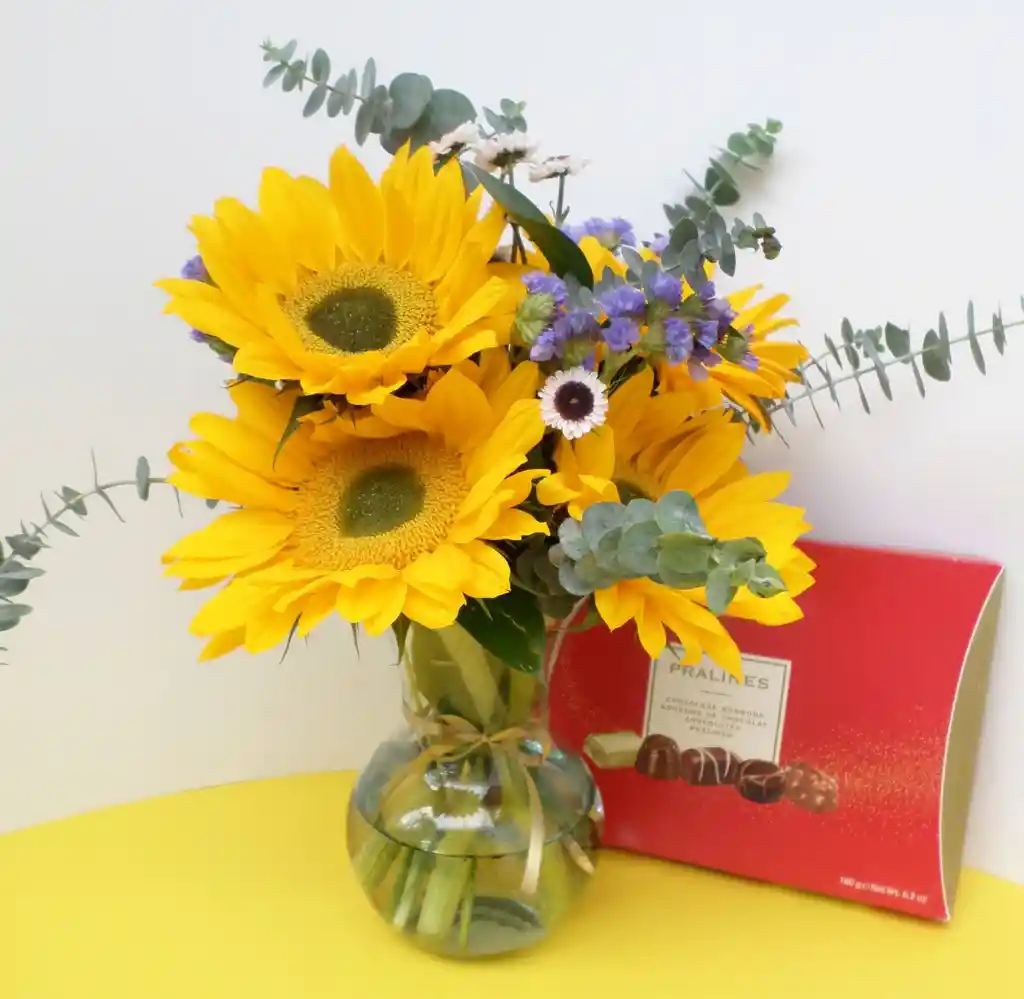 Bouquet Girasoles, Jarrón Y Chocolates