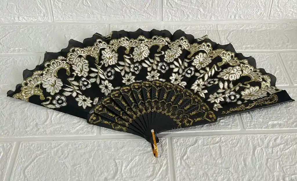 Abanico Pasta / Tela Negro Con Flores