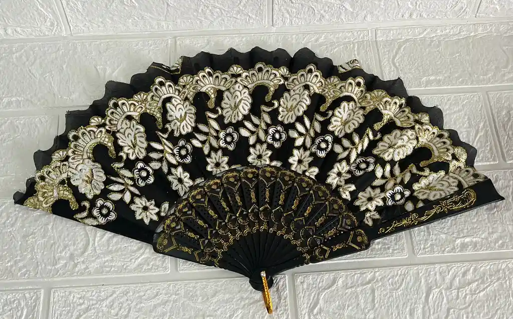 Abanico Pasta / Tela Negro Con Flores
