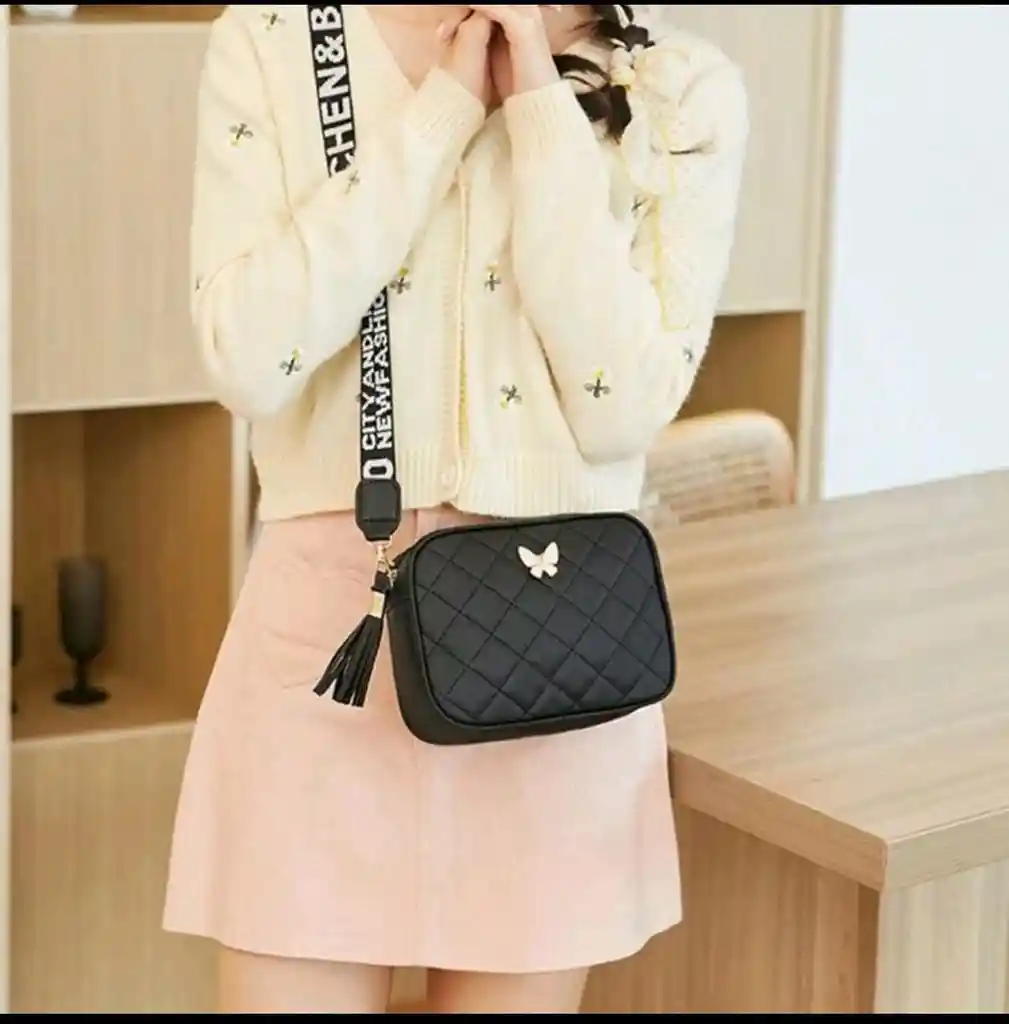 Bolso Negro Manos Libres Con Accesorio De Mariposa
