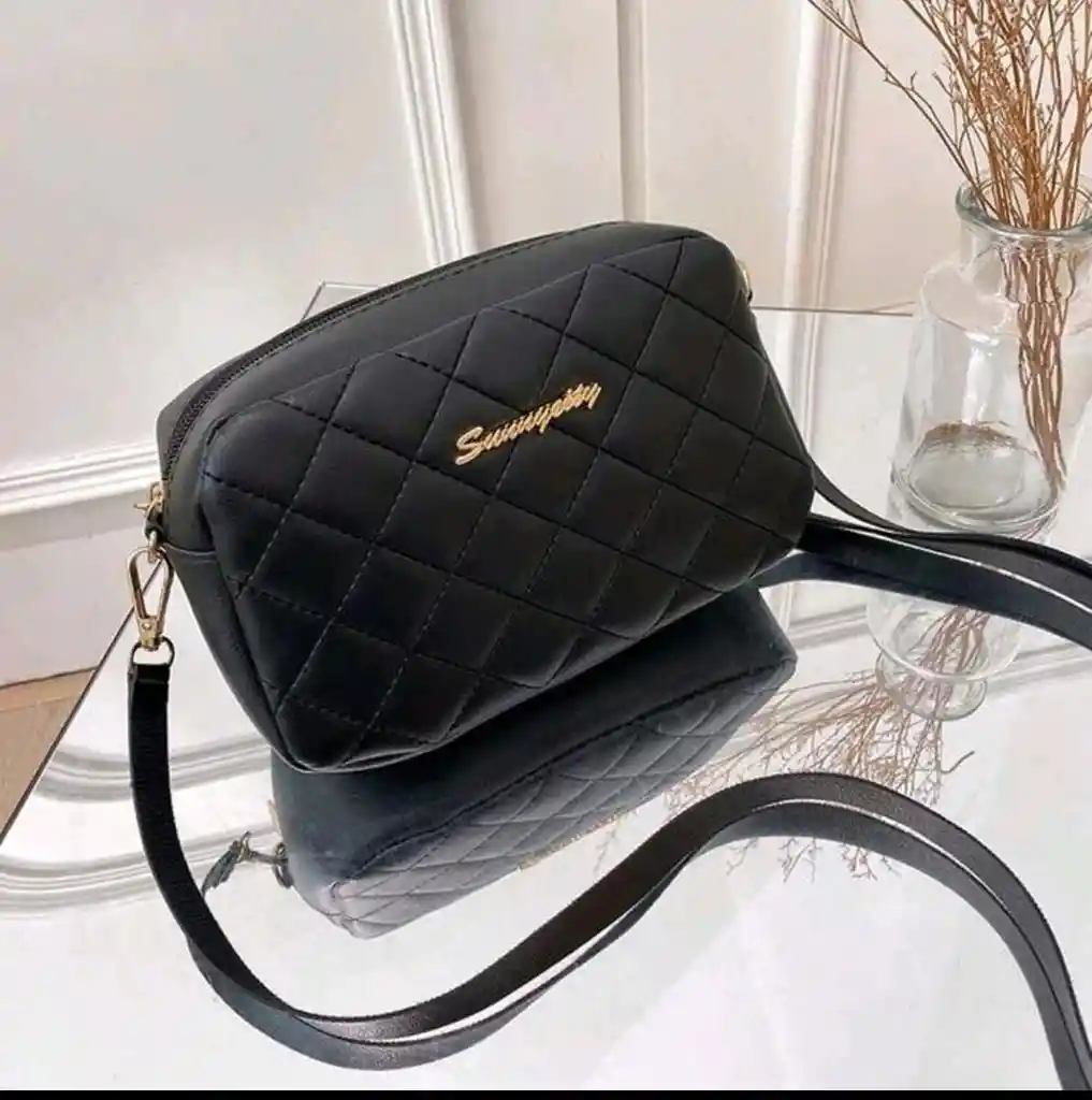 Hermoso Bolso Negro Con Correa Delgada Ajustable