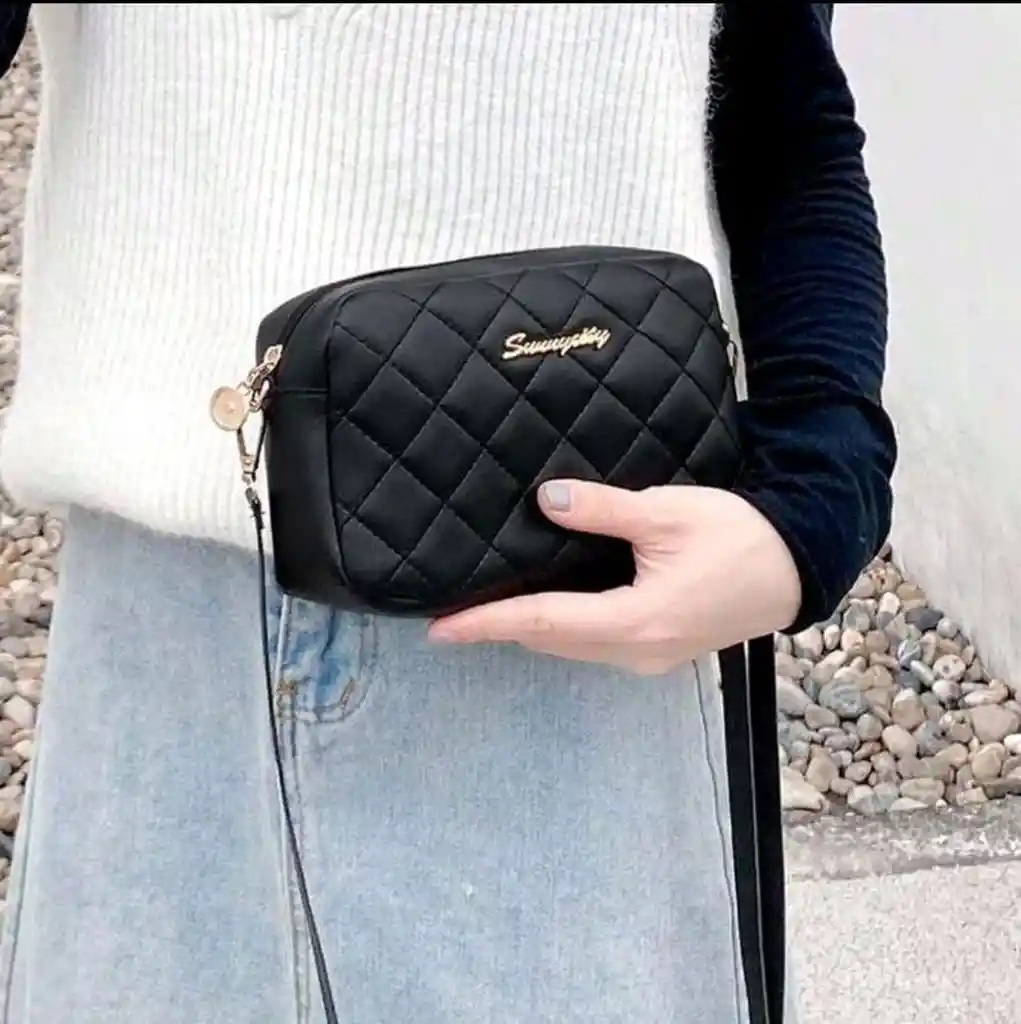 Hermoso Bolso Negro Con Correa Delgada Ajustable
