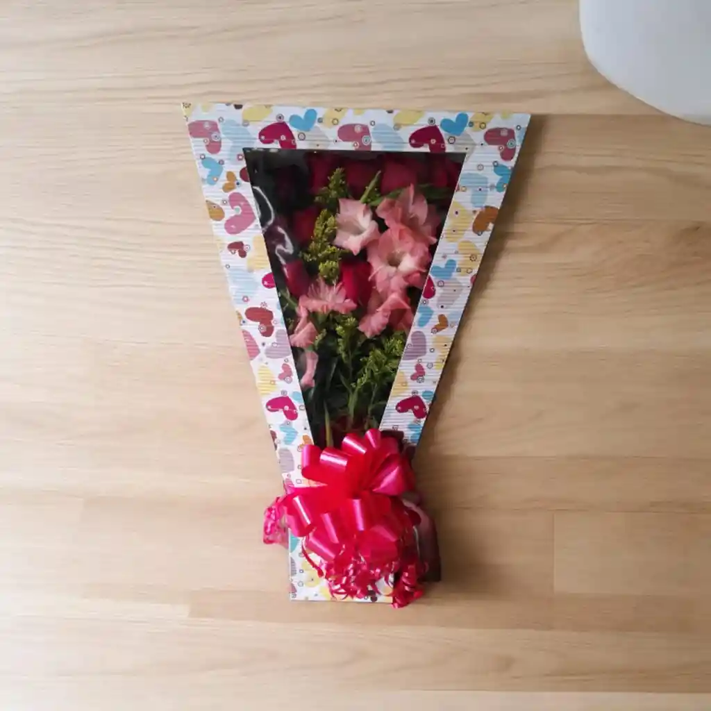 Caja De 12 Rosas Rojas Y Gladeolo Rosado