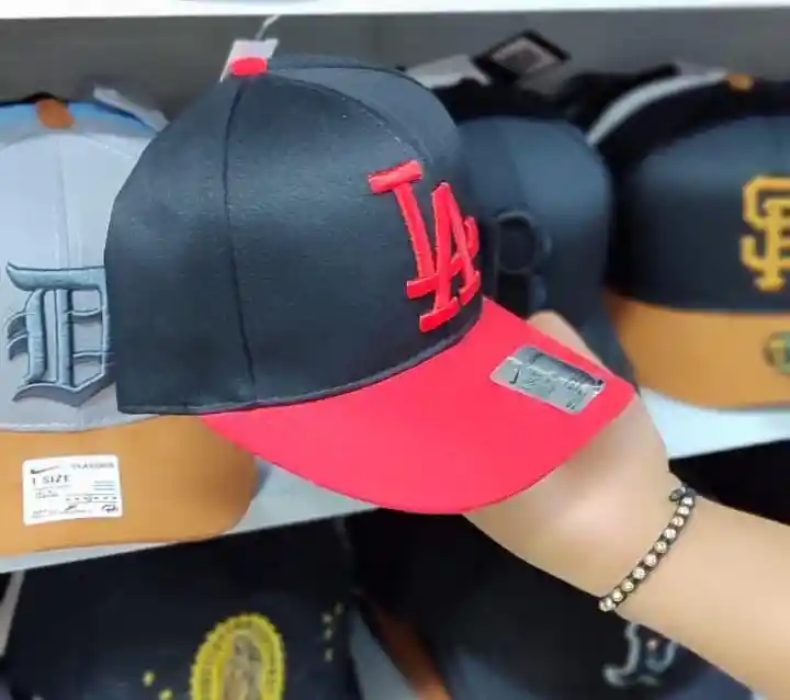 Gorra La Negra Con Rojo