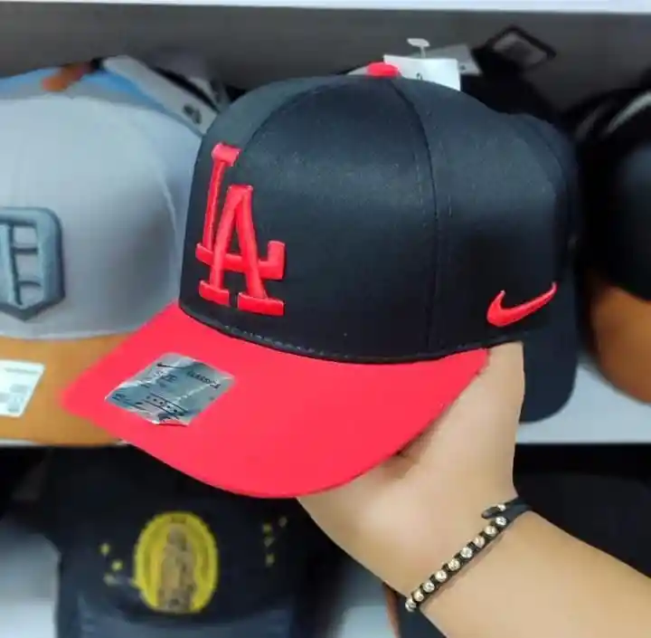 Gorra La Negra Con Rojo