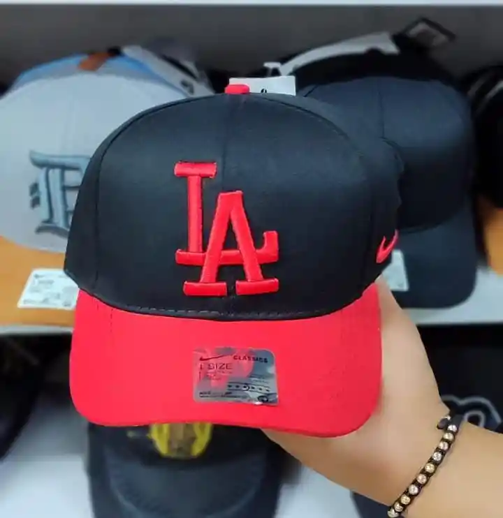 Gorra La Negra Con Rojo