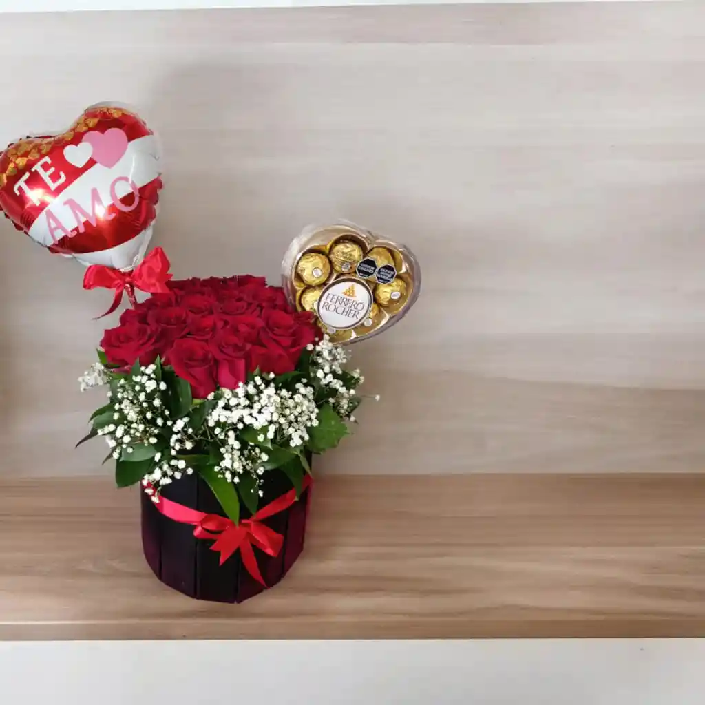 Sembrado De Rosas Y Ferrero En Forma De Corazón.