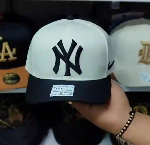 Gorra De Los New York Yankees (beige Y Negro)