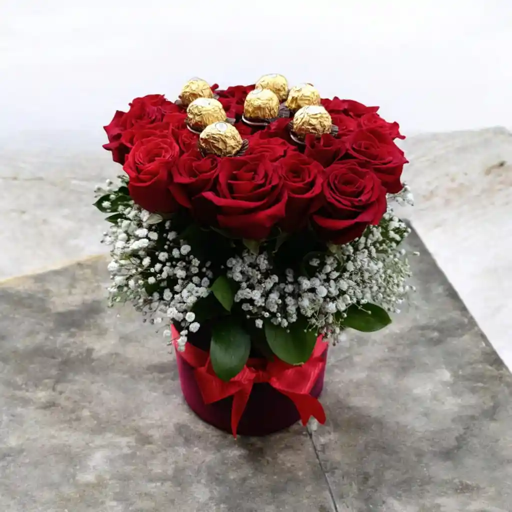 Sembrado De Rosas Y Chocolates