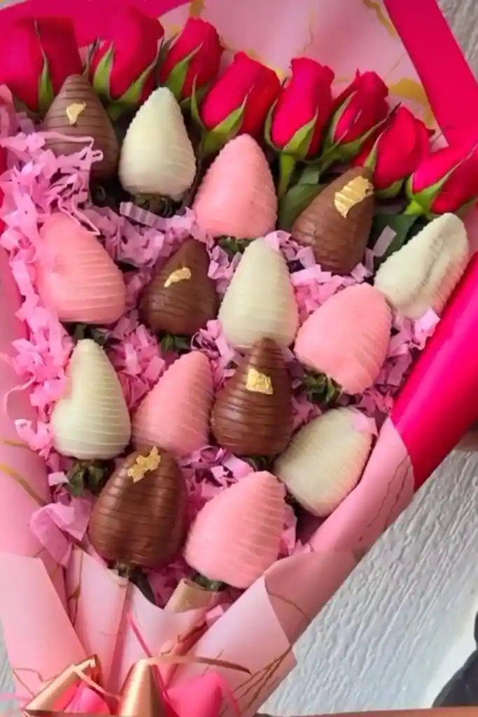 Rosas Y Fresas Con Chocolate