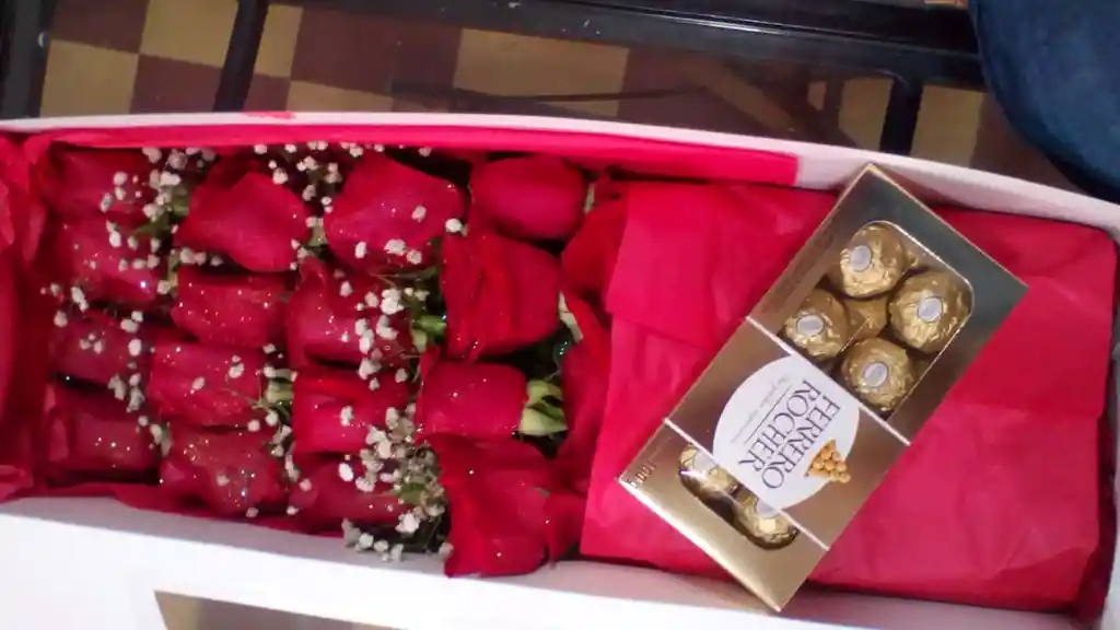 Caja Con Rosas Rojas + Caja De Chocolates Ferrero
