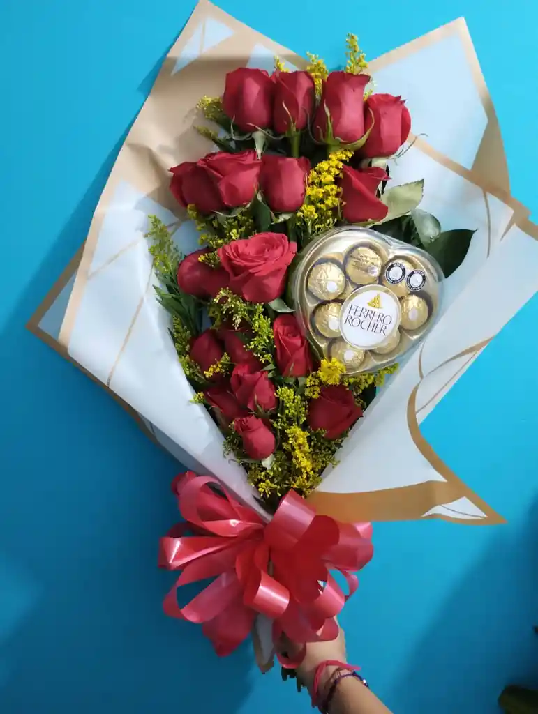 Ramo De Mano Con 15 Rosas Rojas + Caja De Chocolates