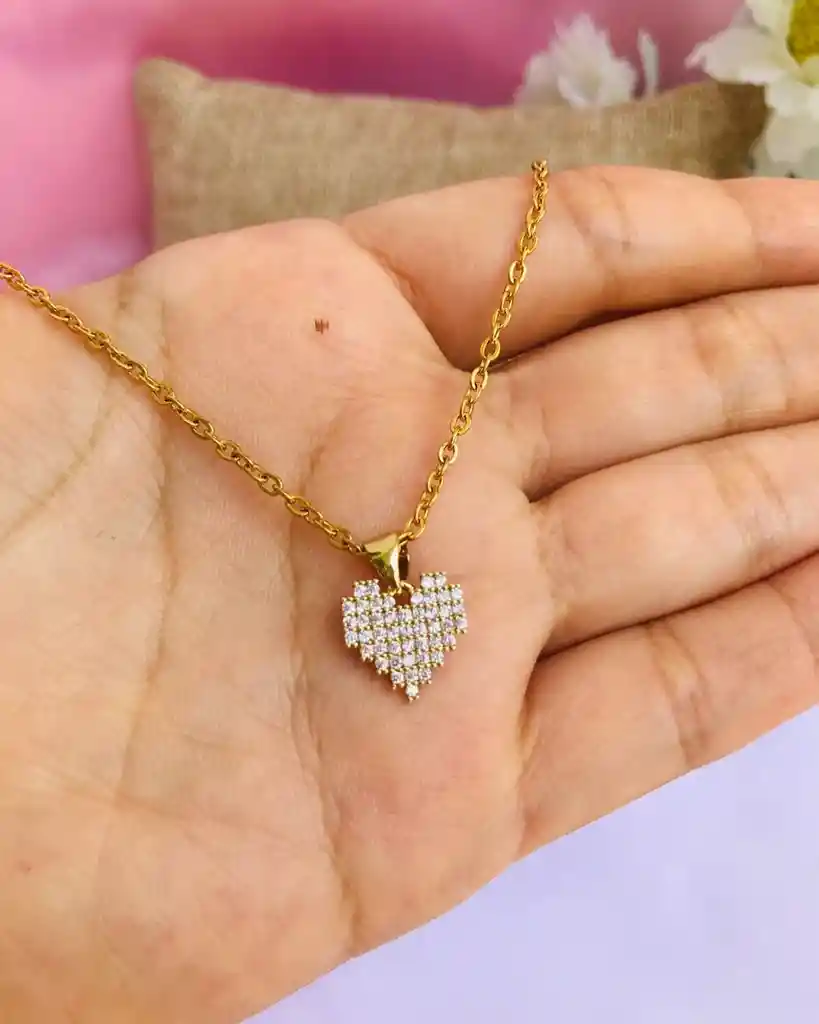Collar Con Dije Corazón Pixelado Dorado