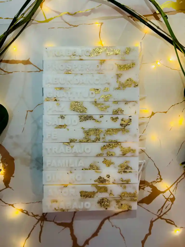 Caja De 12 Velas Navideñas Blancas Con Brillos Dorados