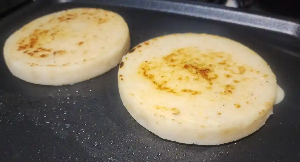 Arepas De Maiz Blanco Rellenas Con Queso Costeño