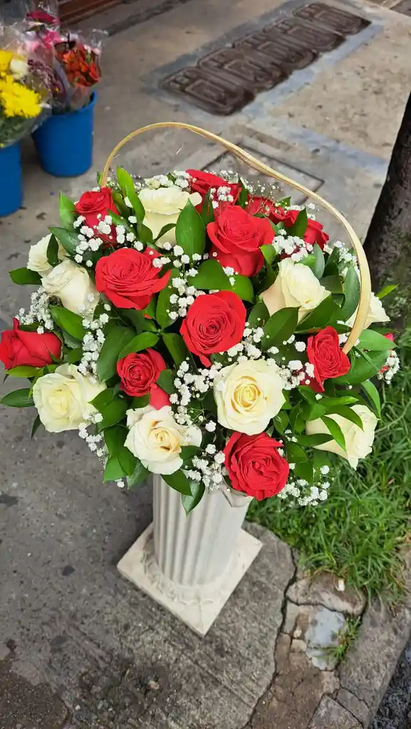 Canasta De Rosas Con Chocolate