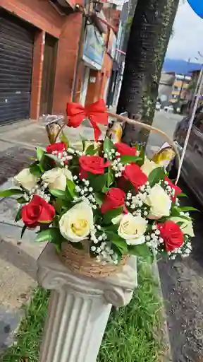 Canasta De Rosas Con Chocolate