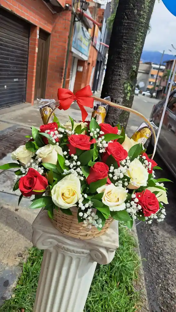 Canasta De Rosas Con Chocolate