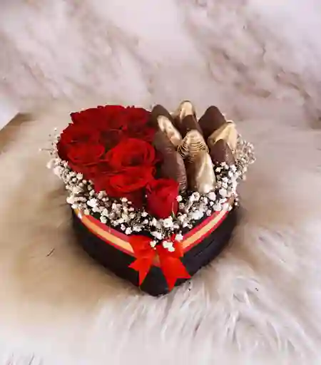 Hermosa Caja De Rosas Con Rosas Y Fresas Bañadas En Chocolate