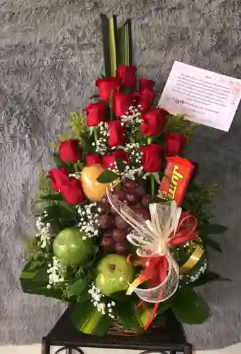 Arreglo De Rosas Con Frutas