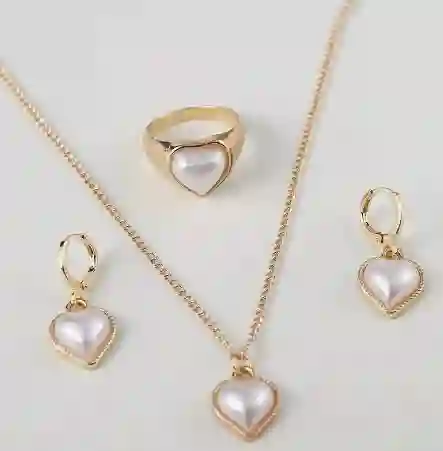 Set Del Corazon Blanco Cadena Con Dije, Anillo Y Arete Tipo Candonga De Seguridad Dorado