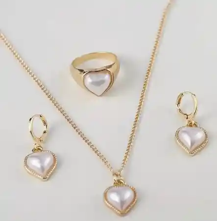 Set Del Corazon Blanco Cadena Con Dije, Anillo Y Arete Tipo Candonga De Seguridad Dorado