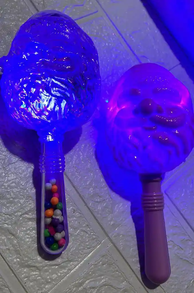 Maracas De Navidad Papa Noel Con Luz Lila X2 Unidades