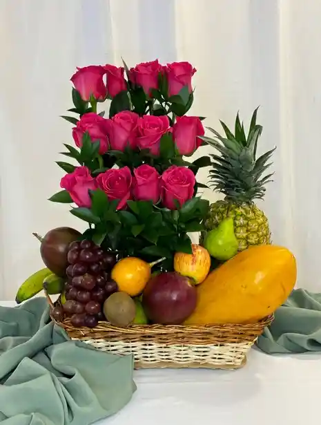 Canasto De Rosas Fucsia Y Frutas