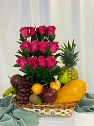 Canasto De Rosas Fucsia Y Frutas