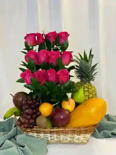 Canasto De Rosas Fucsia Y Frutas