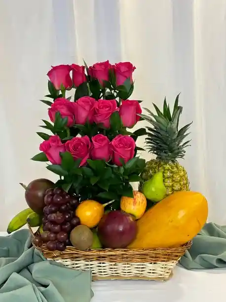 Canasto De Rosas Fucsia Y Frutas