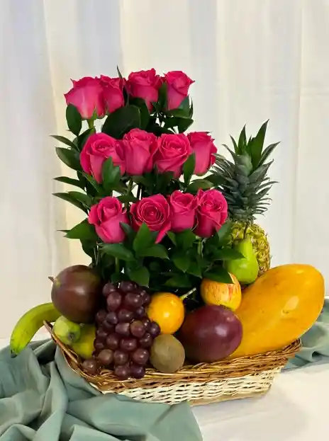 Canasto De Rosas Fucsia Y Frutas