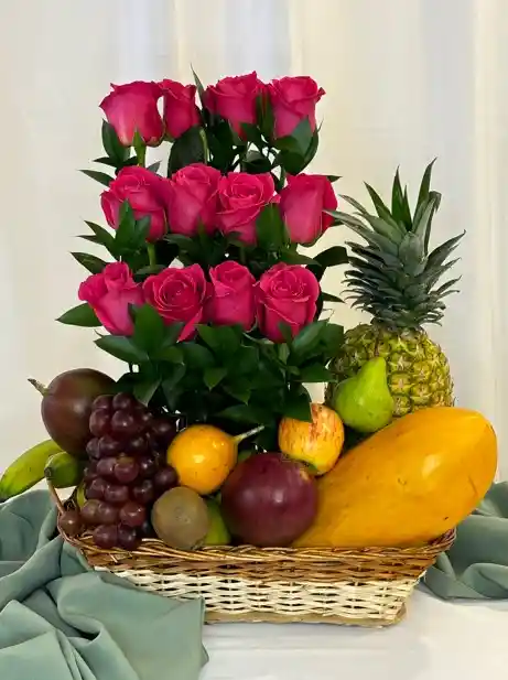 Canasto De Rosas Fucsia Y Frutas