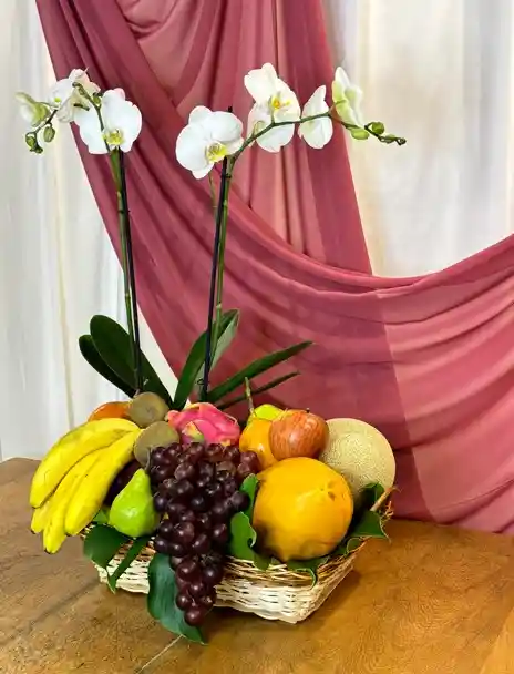 Canasto De Orquídea Blanca Y Frutas