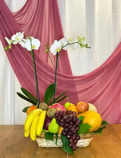 Canasto De Orquídea Blanca Y Frutas