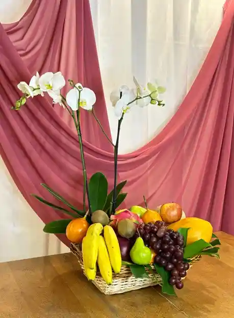 Canasto De Orquídea Blanca Y Frutas