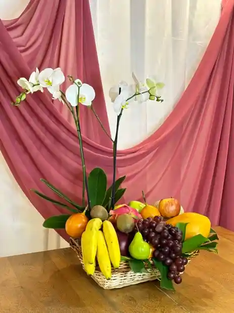 Canasto De Orquídea Blanca Y Frutas