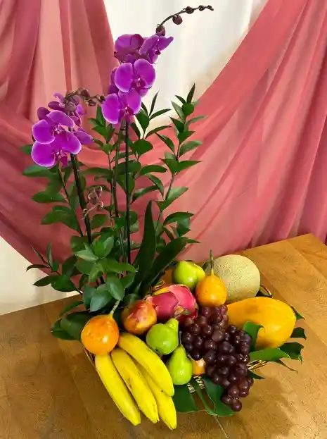 Canasto De Orquídea Magenta Y Frutas