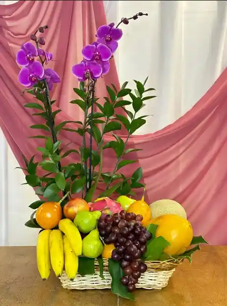 Canasto De Orquídea Magenta Y Frutas