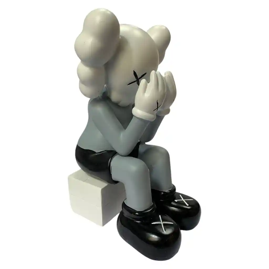 Figura Kaws Popobe Decorativa Blanco Con Gris Sentado