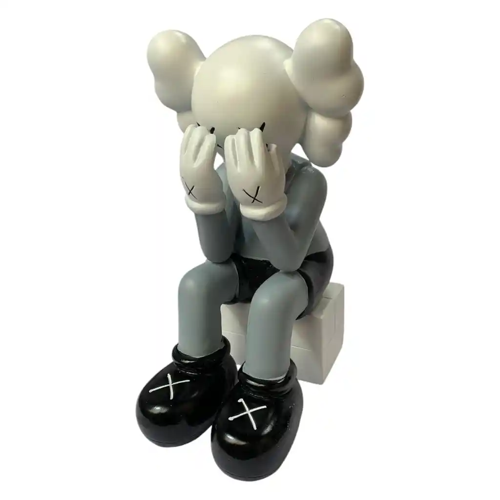 Figura Kaws Popobe Decorativa Blanco Con Gris Sentado