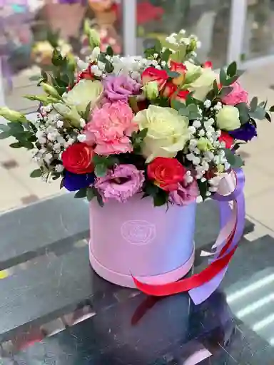 Encanto Pastel: Caja De Flores Suaves Con Rosas Cremonas Y Follajes