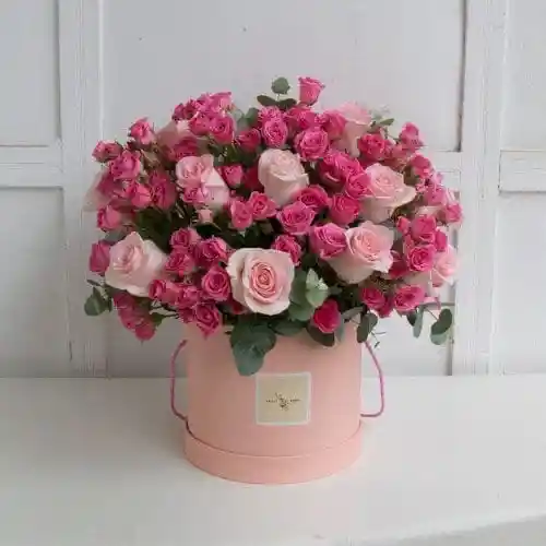 Rosas De Ensueño: Caja De Rosas Rosadas Y Mini Fucsias