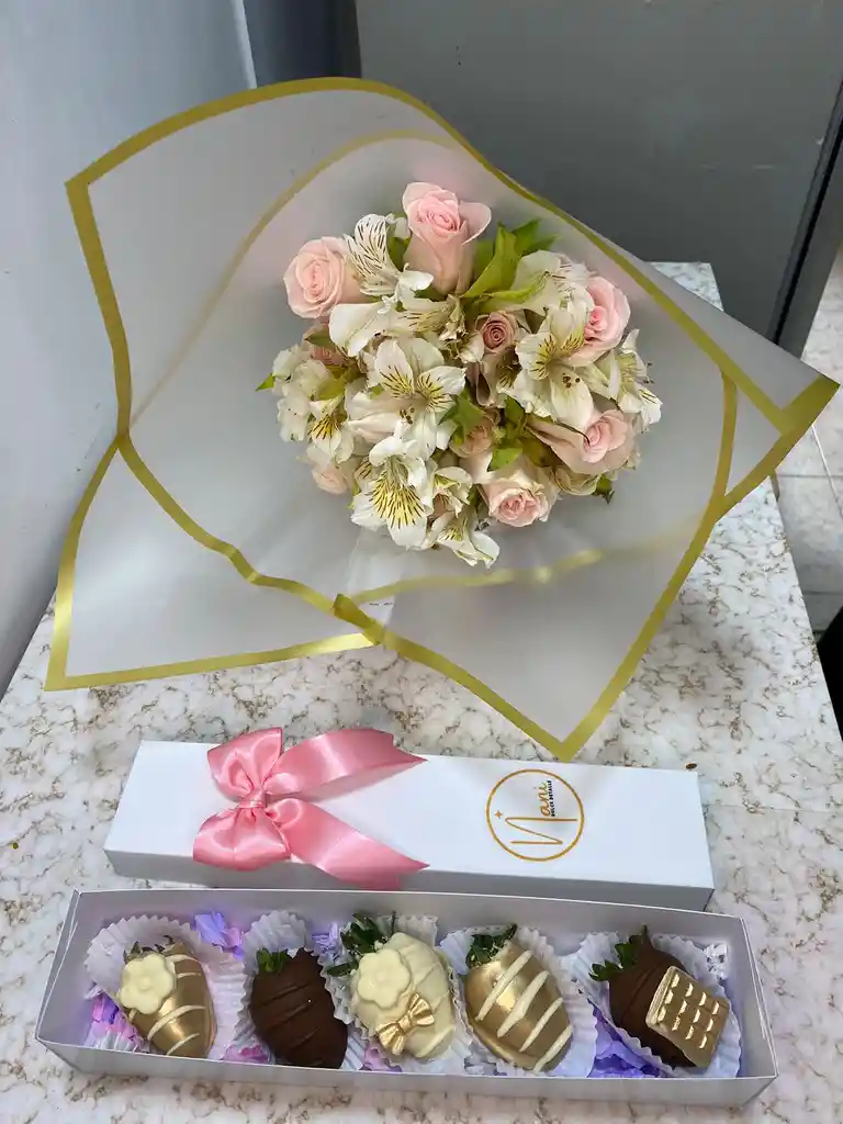 Ramo De Rosas Mas Caja De Fresas