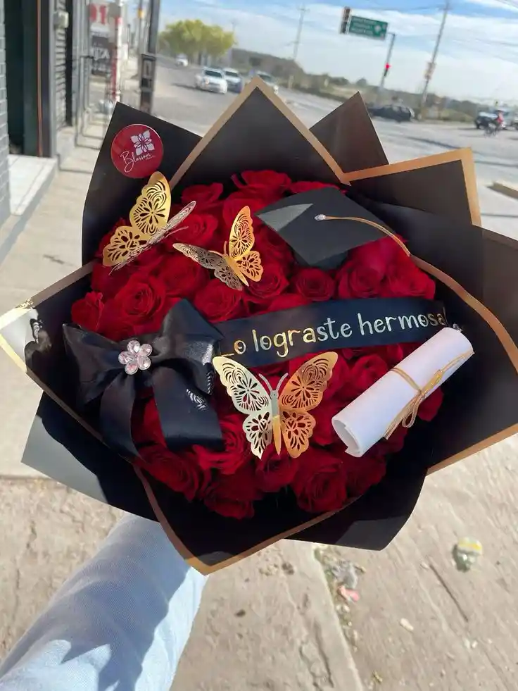 Bouquet De 72 Rosas Rojas Con Birrete Y Decoracion De Grado