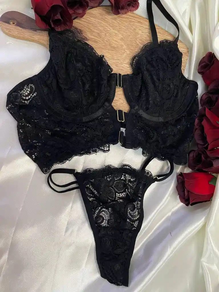 Conjunto En Varilla Con Detalles En La Parte Delantera