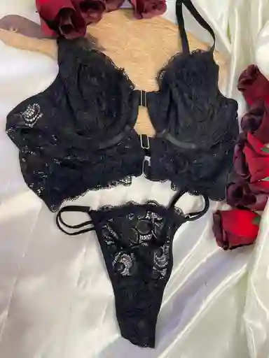 Conjunto En Varilla Con Detalles En La Parte Delantera