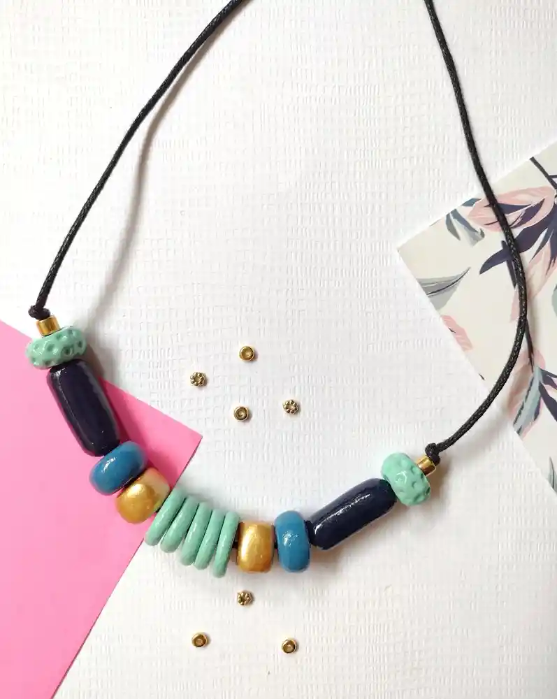Collar Bolas Azules Porcelana Fria