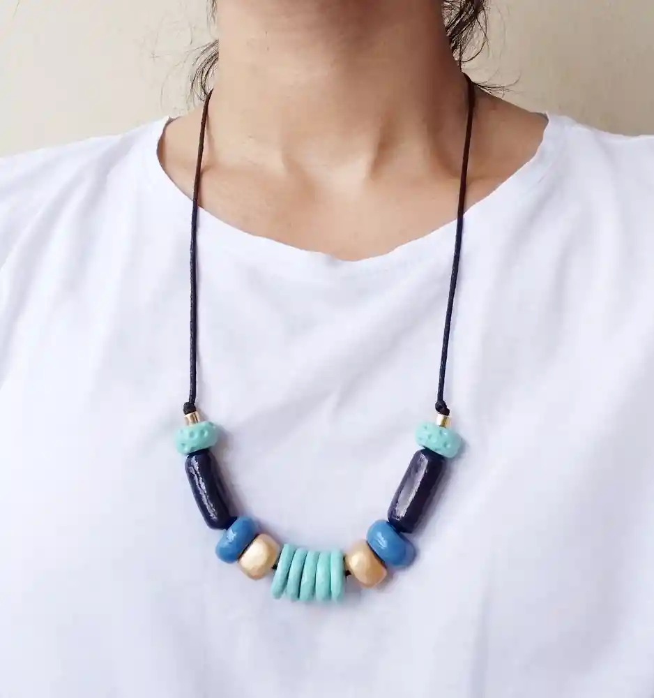 Collar Bolas Azules Porcelana Fria